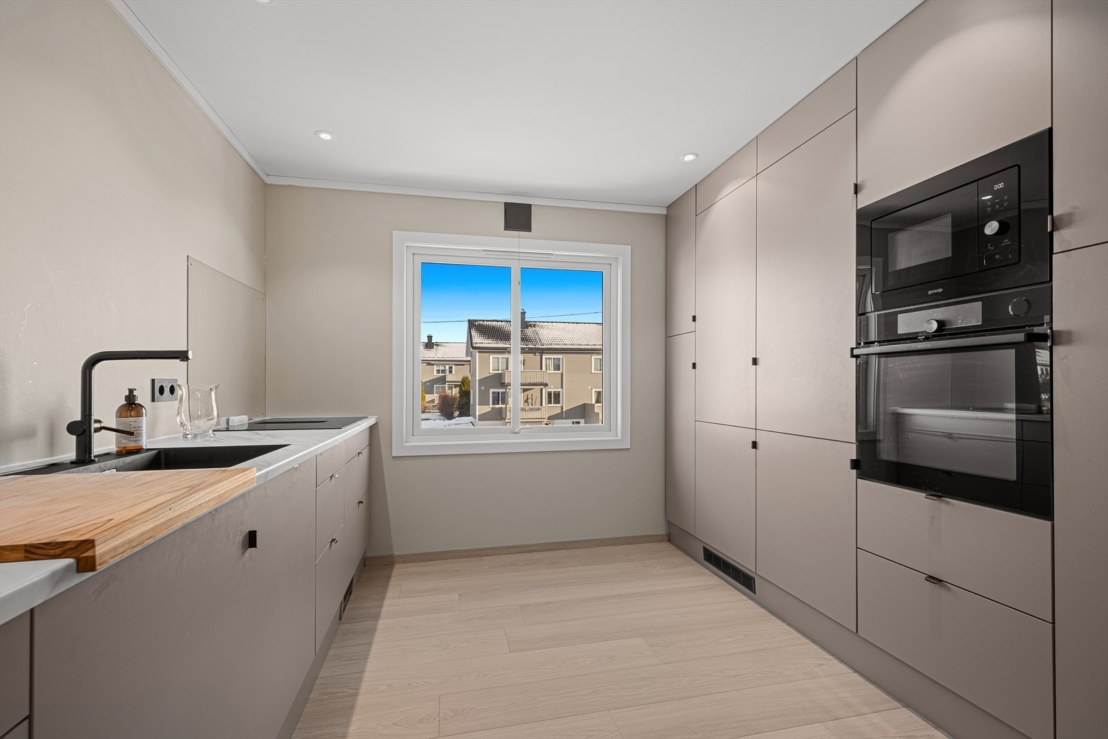 Lekkert og stort kjøkken fra Systemkjøkken
med integrerte hvitevarer Galleribilde