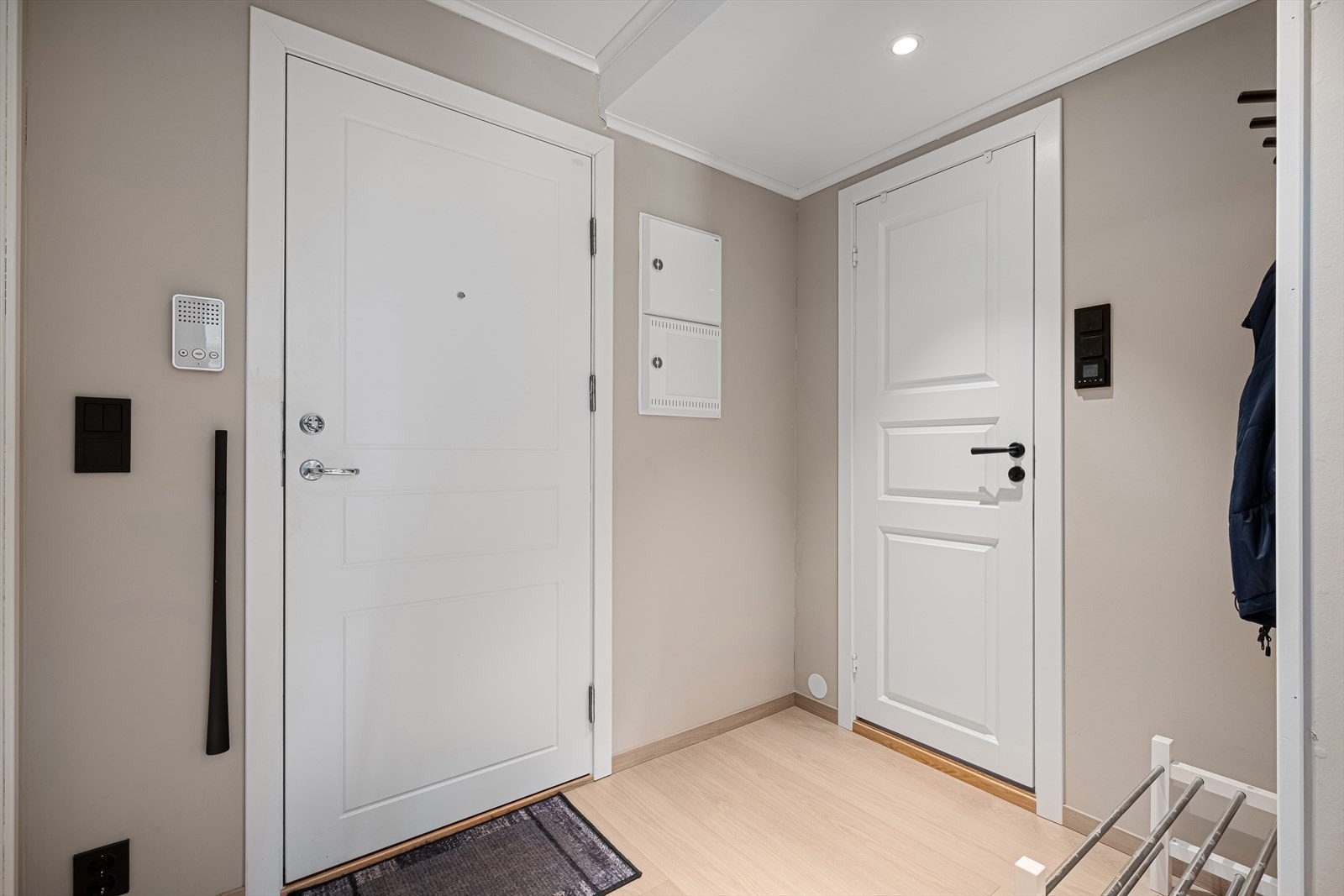 I entré er det klesoppheng og skyvedørsgarderobe Galleribilde