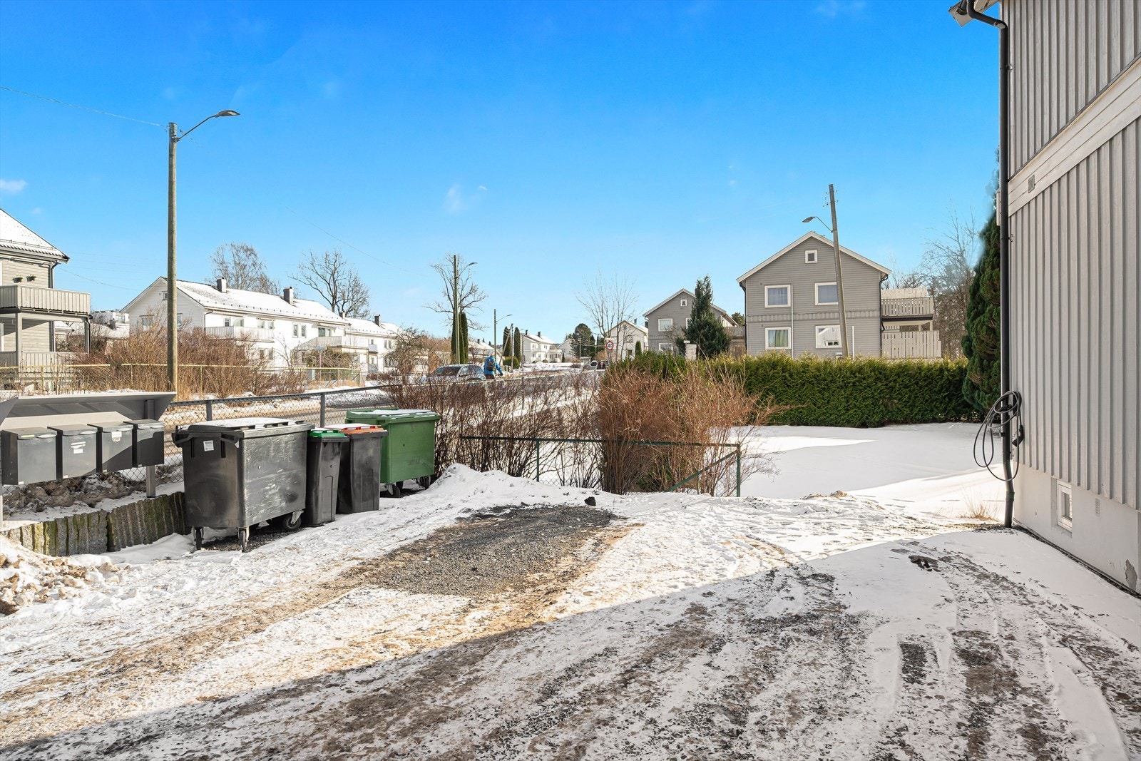 Parkeringsplass i gårdsplass - elbillader medfølger Galleribilde