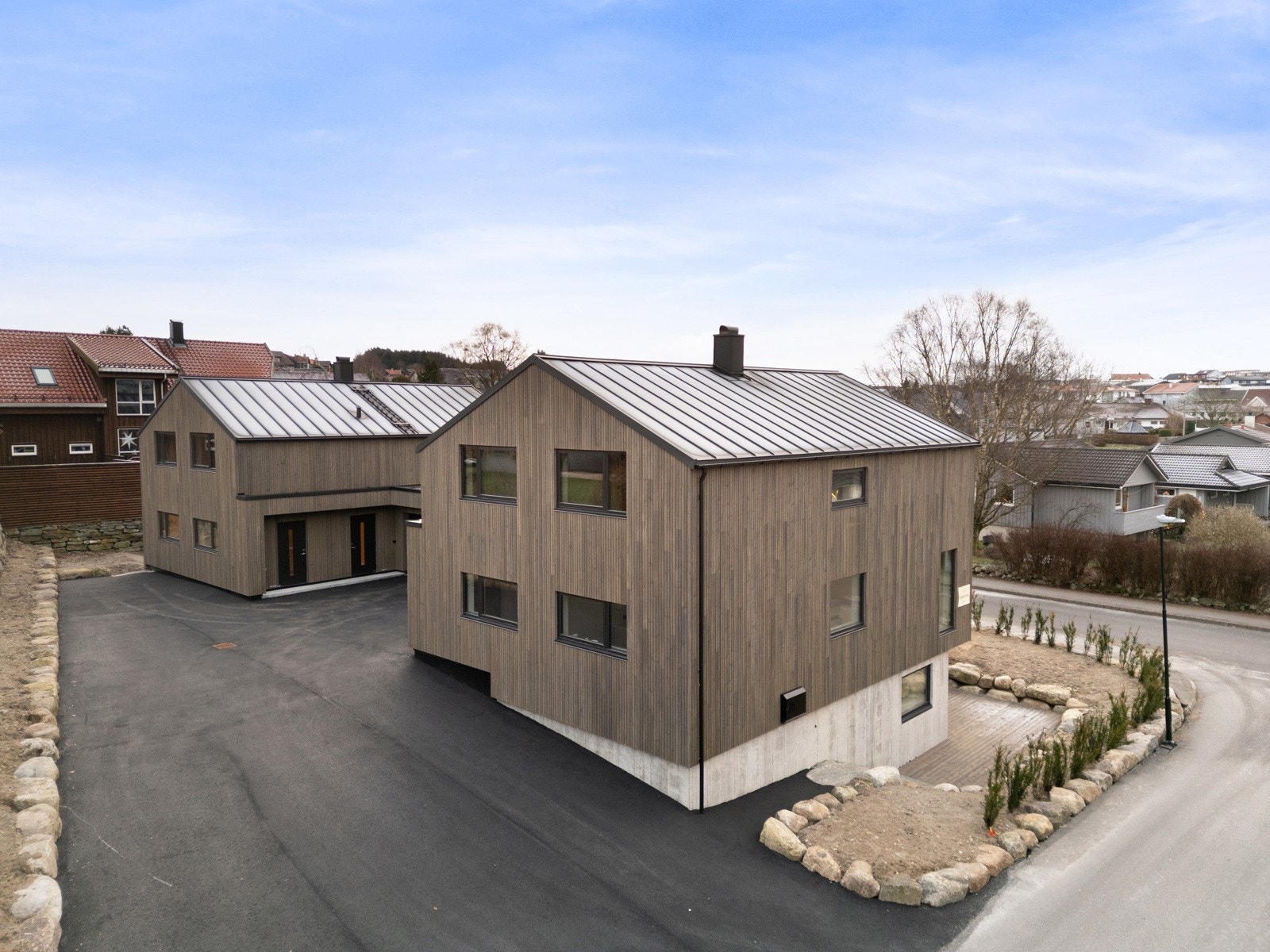 Boligen er beliggende i et populært og etablert boligområde på Rosseland/Bryne. Galleribilde