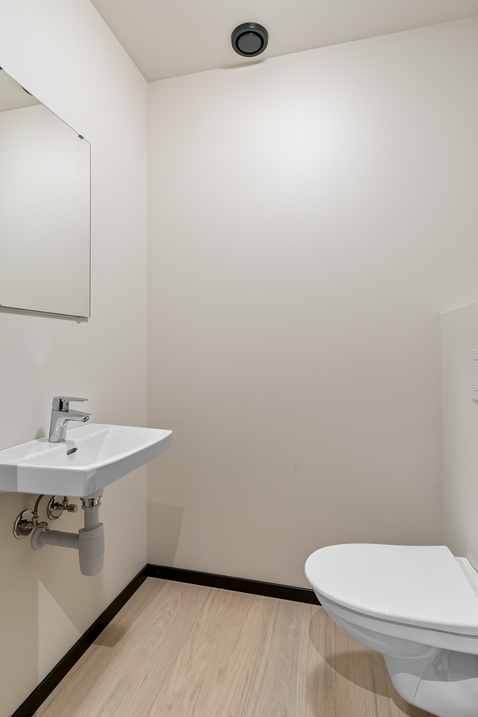 Praktisk plassert gjestetoalett like ved gjør ankomsten ekstra bekvem for både beboere og besøkende. Galleribilde