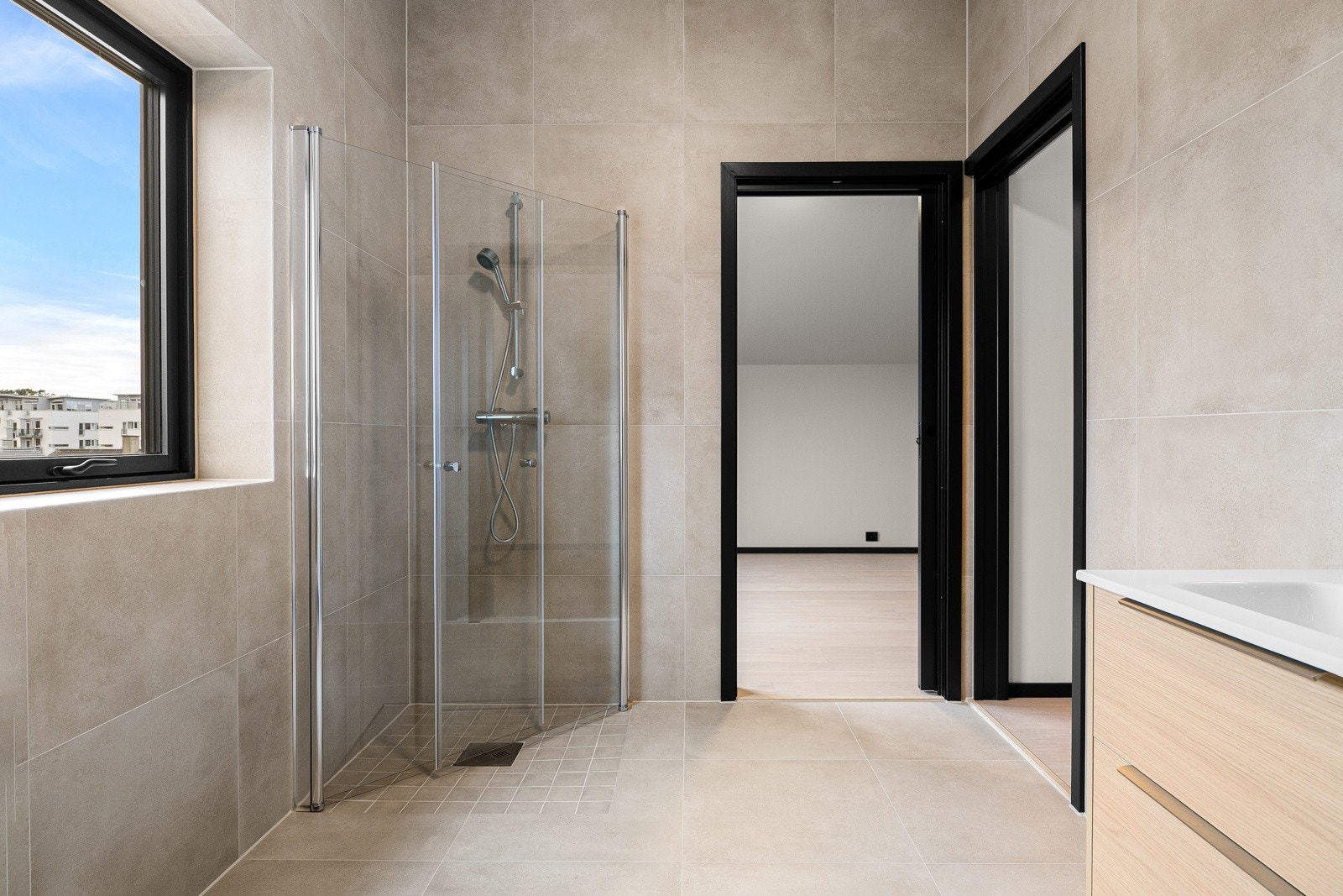 Boligen har tre bad, toalettrom og separat vaskerom. To av badene er plassert i boligens øverste etasje i tilknytning til soverommene, samt et av badene ligger i tilknytning til hovedsoverommmet. Galleribilde