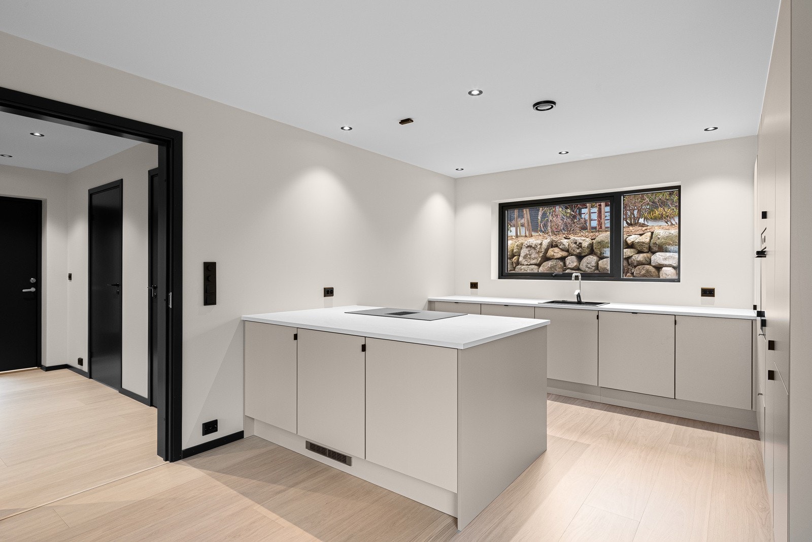 Stuen ligger delvis åpen mot kjøkkenet, som skaper en naturlig forbindelse mellom oppholdsrommene. Galleribilde