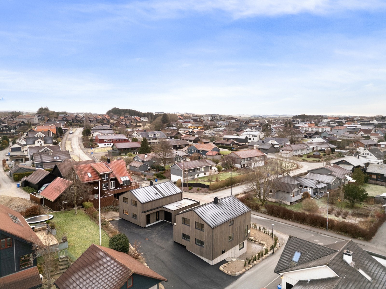 Det er gode parkeringsmuligheter på egen tomt, samt parkering i isolert garasje. Galleribilde