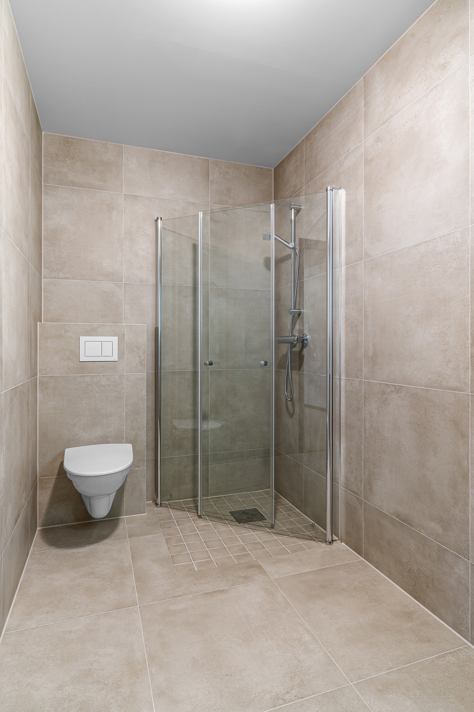 Badet i underetasjen er i samme stil som øvrige bad med 60x60 fliser på gulv og vegger med gulvvarme. Galleribilde