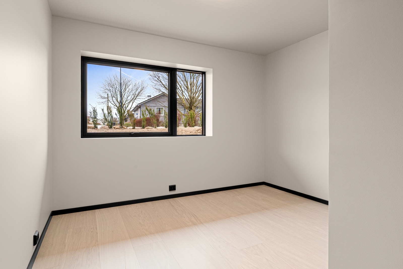 Soverommet i underetasjen er i samme stil som øvrige soverom med 1-stavs herdet tregulv og malte veggflater. Galleribilde