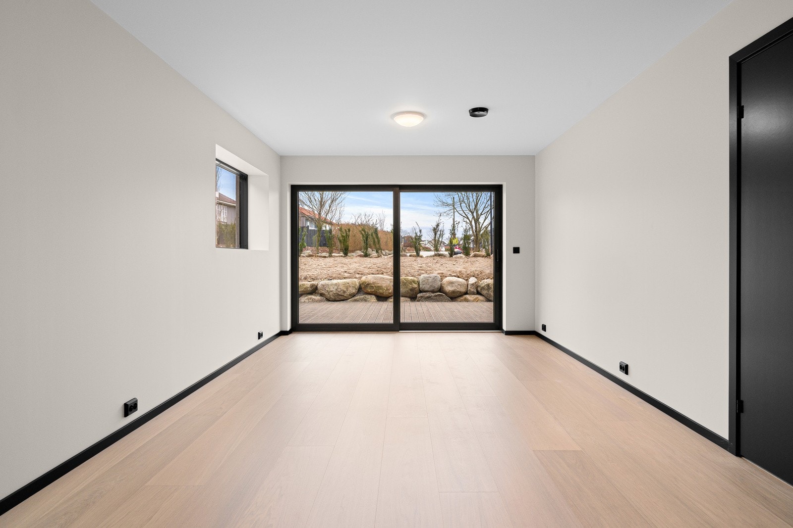 Tv-stuen i underetasjen er et praktisk rom for avslapping, med god plass til sofagruppe og tv-møblement. Galleribilde