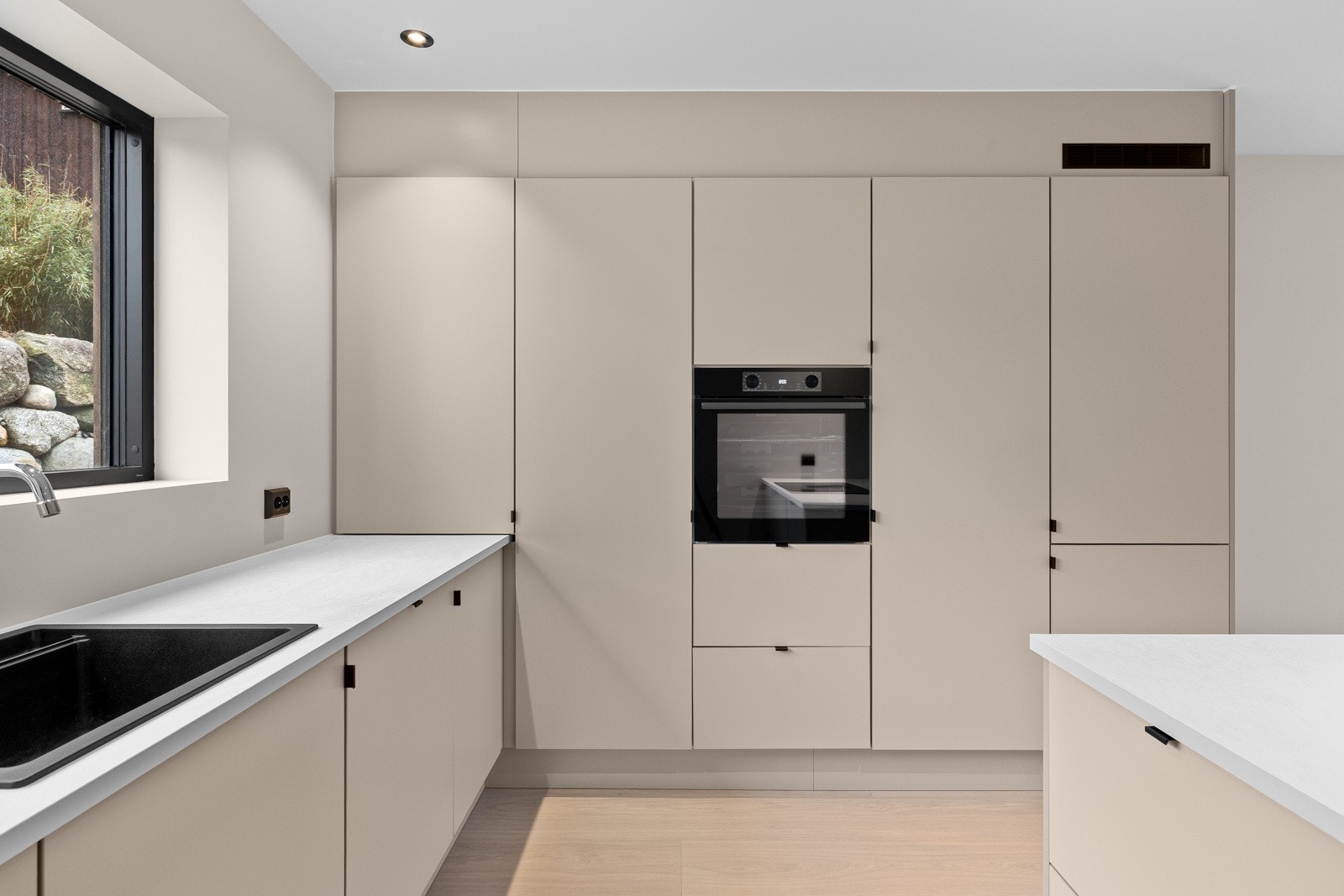 Dette gir en åpen og sosial planløsning, perfekt for samvær og middager i hyggelige omgivelser. Galleribilde