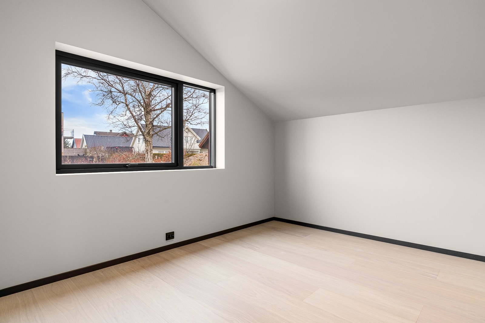 Soverommet er innbydende og rolig, med god plass for en stor seng og nattbord. Walk-in closet som ligger i tilknytning til hovedsoverommet gir god plass til organisering av klær og tilbehør. Galleribilde