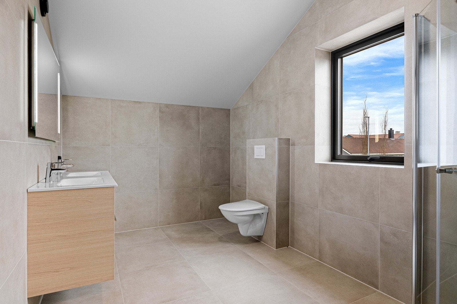 Badet som ligger i tilknytning til hovedsoverommet har moderne 60x60 fliser på gulv og vegger, samt gulvvarme. Galleribilde