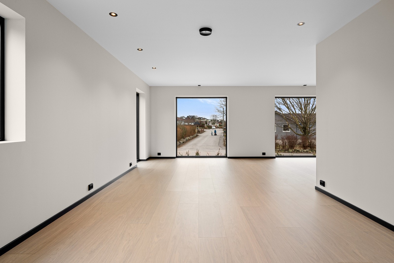 Boligen har et stilrent og moderne uttrykk med gjennomgående god standard og smarte løsninger. Galleribilde