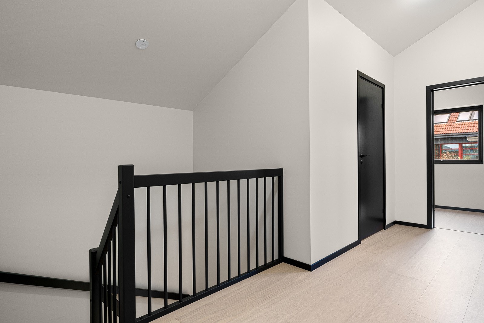 Øverste etasje inneholder fire soverom og et flott bad med 60x60 fliser og varme i gulv i tilknytning til hovedsoverommet. Samt bad nr. 2 i tilknytning til øvrige soverom i andre etasje i samme stil som øvrige bad. Galleribilde