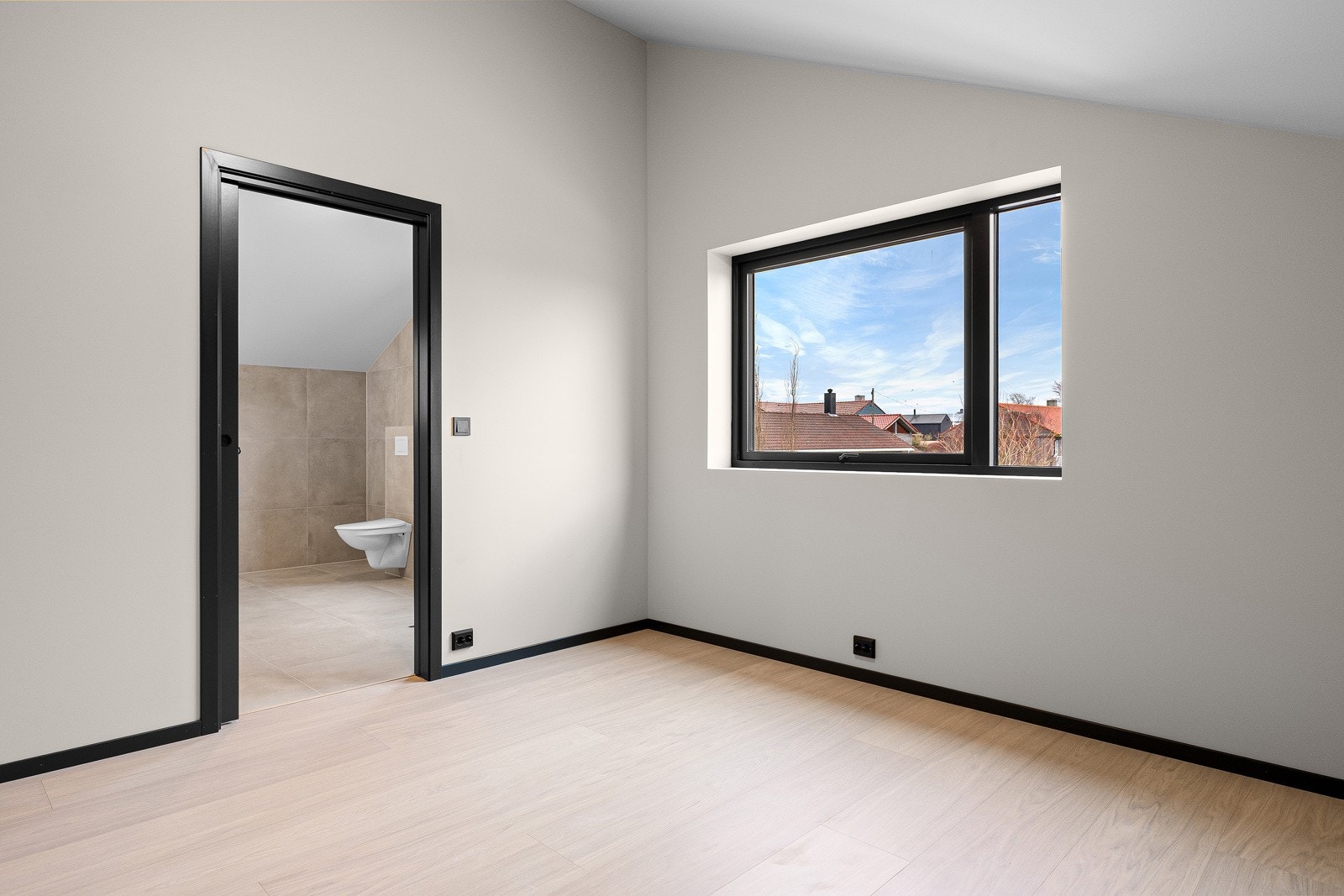 Hovedsoverommet ligger i tilknytning til walk-in closet og badet som gir en følelse av privat luksus. Galleribilde