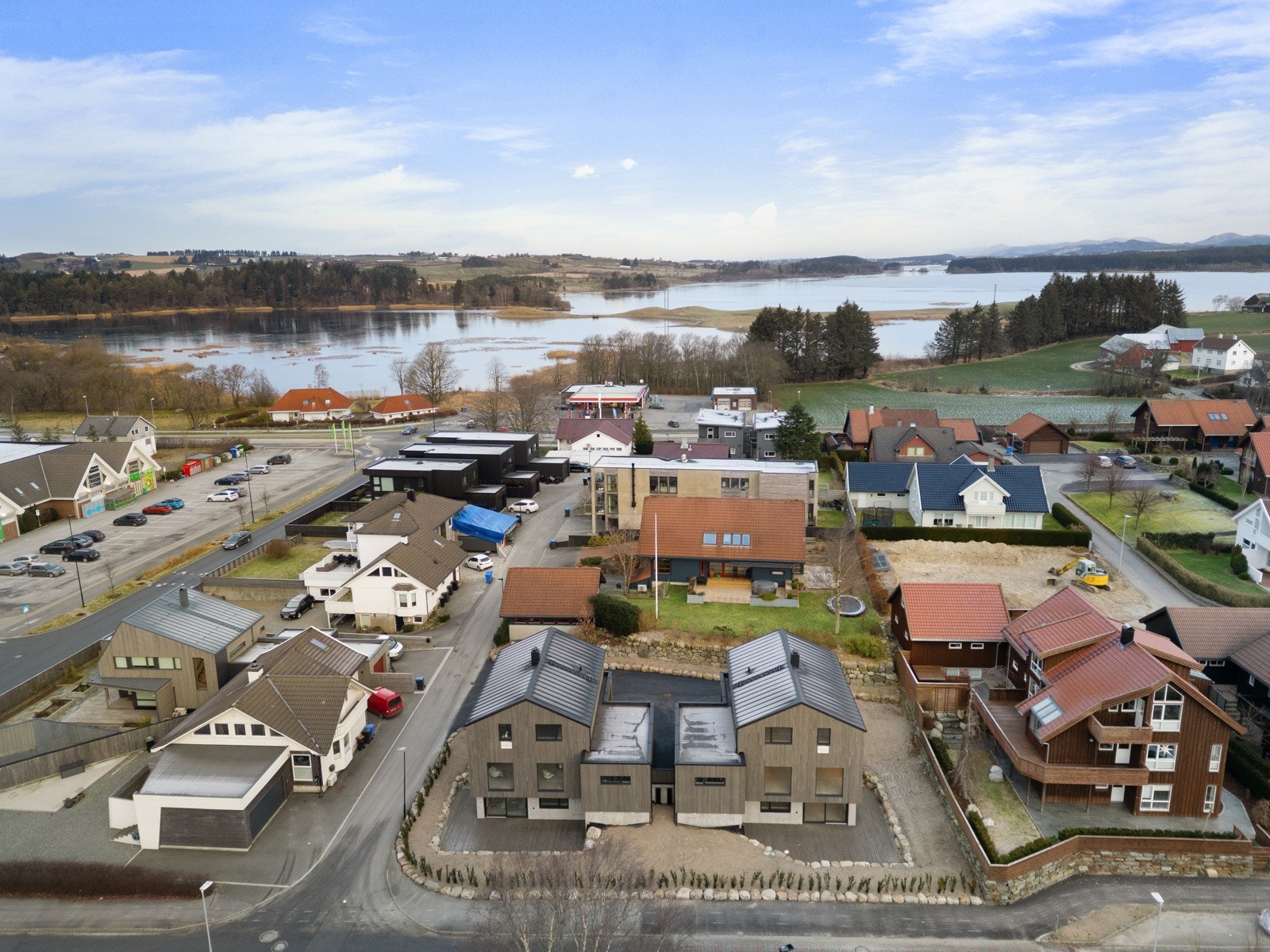Flott opparbeidet uteområde og gode parkeringsmuligheter. Gode muligheter for å legge ferdigplen eller forlenge terrasseflatene. Galleribilde
