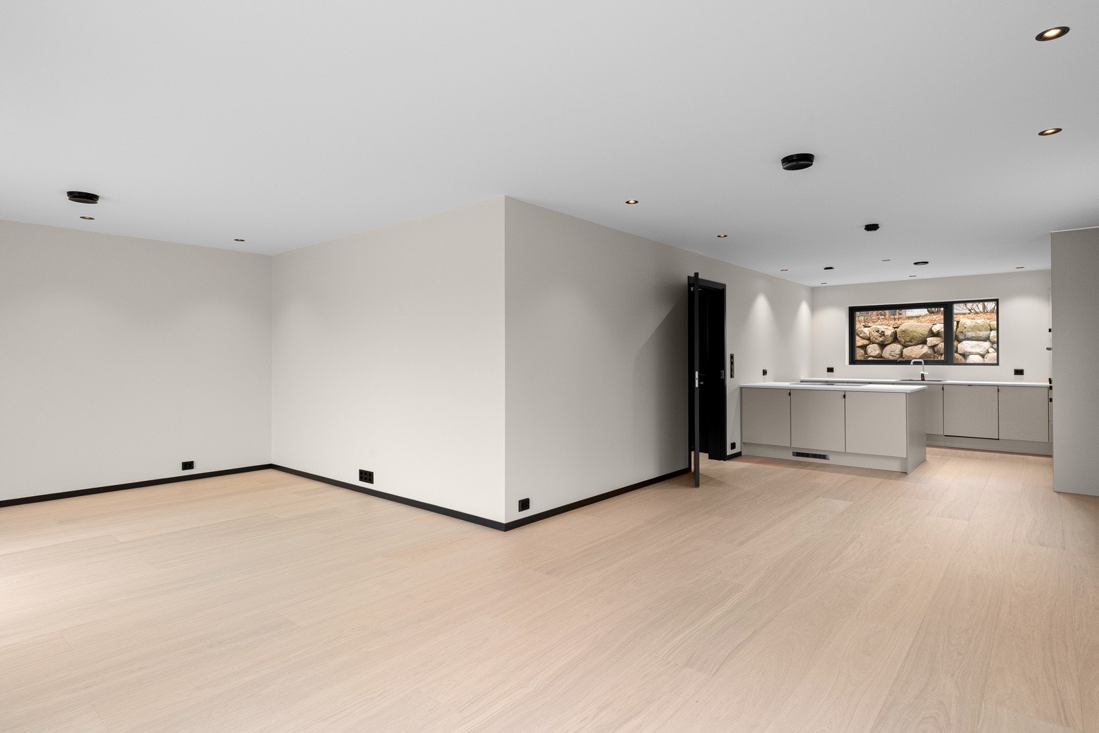 Rommet har også plass til spisebord, den åpne løsningen mot spiseområdet skaper en sosial atmosfære, perfekt for både hverdagslige måltider og gjestemiddager. Galleribilde