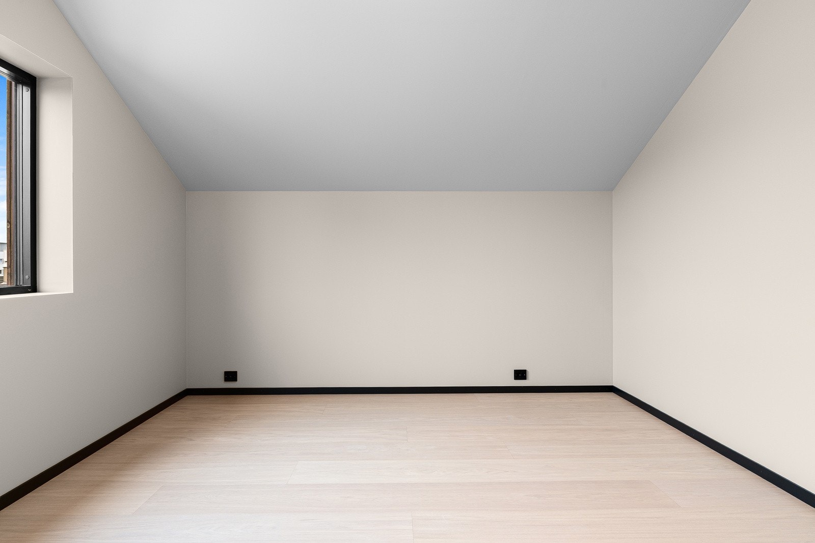 Øvrige soverom er i samme stil med 1-stavs herdet tregulv og malte veggflater. Galleribilde