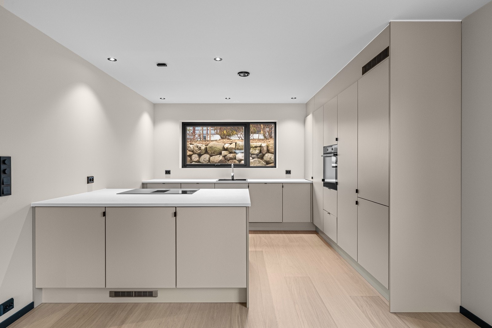 Kjøkkenet har godt med skap- og benkeplass - her blir matlaging en lek. Galleribilde