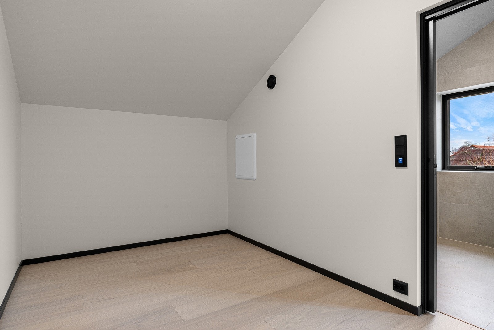 Boligen har fem soverom, hvorav fire av de er plassert i øverste etasje og et i underetasjen. Galleribilde