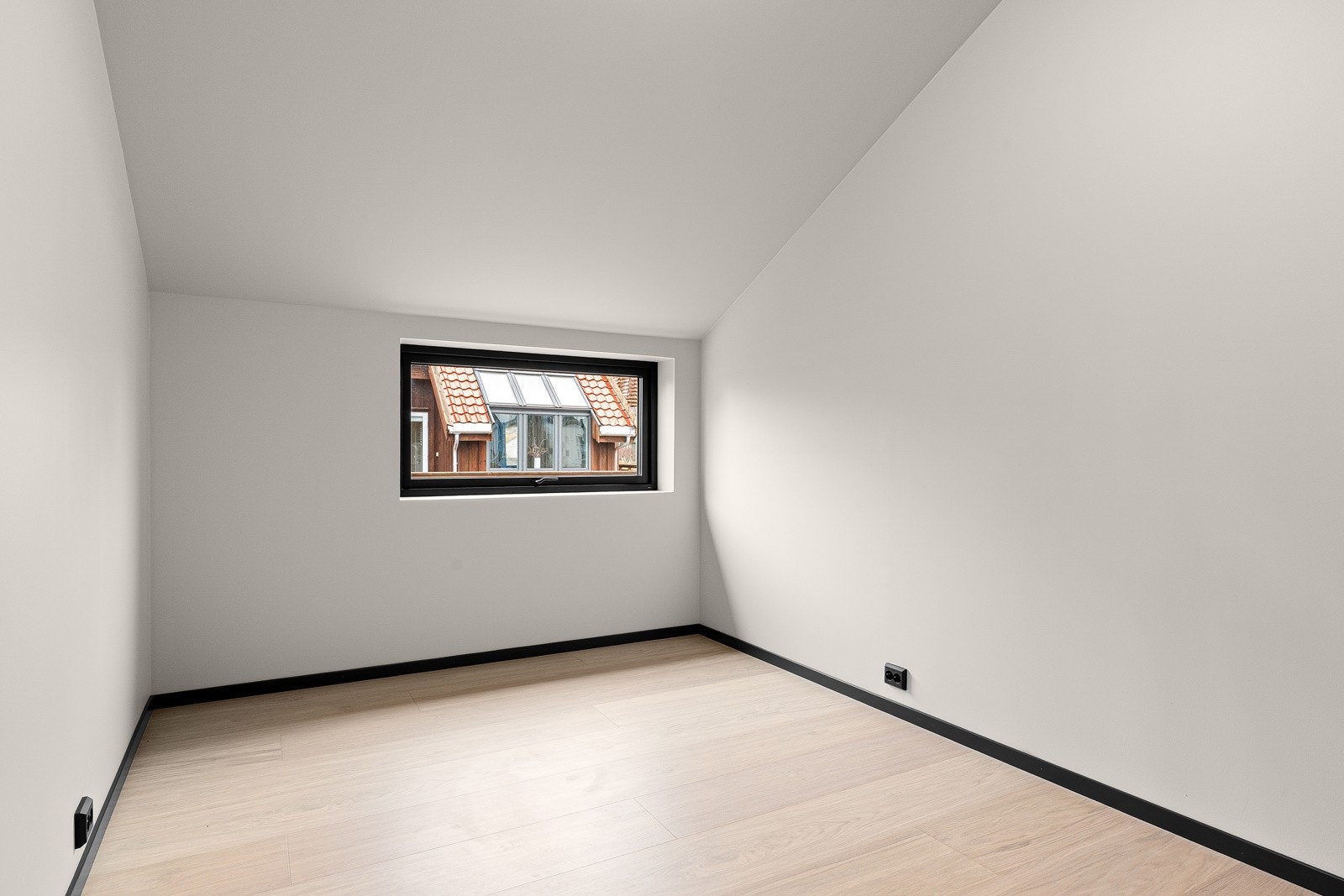 har plass til seng og nødvendige møbler, og de nøytrale og moderne fargene på veggene gir en avslappende stemning. Galleribilde