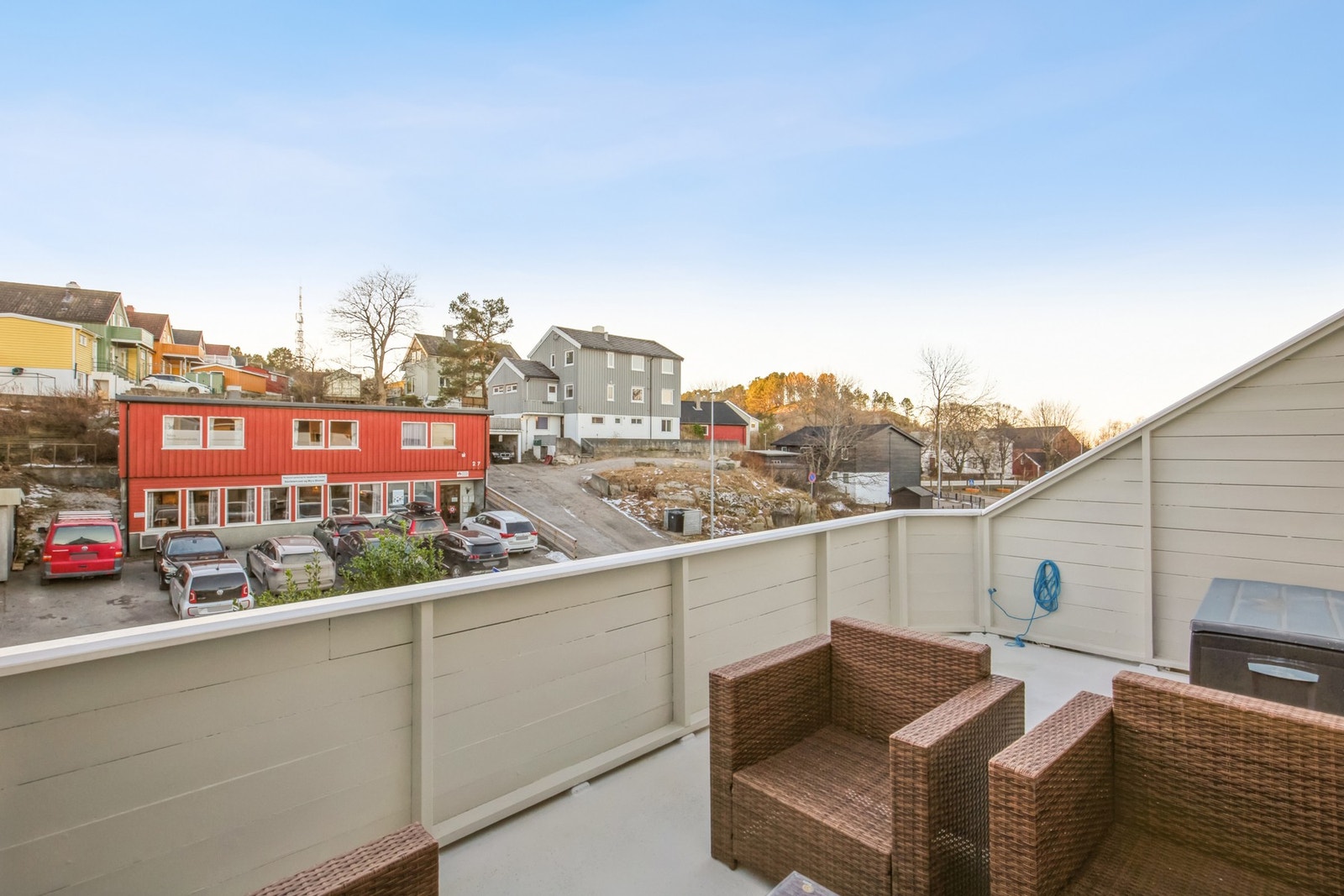 Romslig og solrik veranda Galleribilde