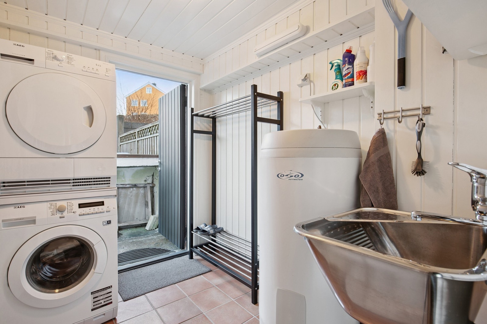 Praktisk vaskerom med adkomst ut til tomten. Galleribilde