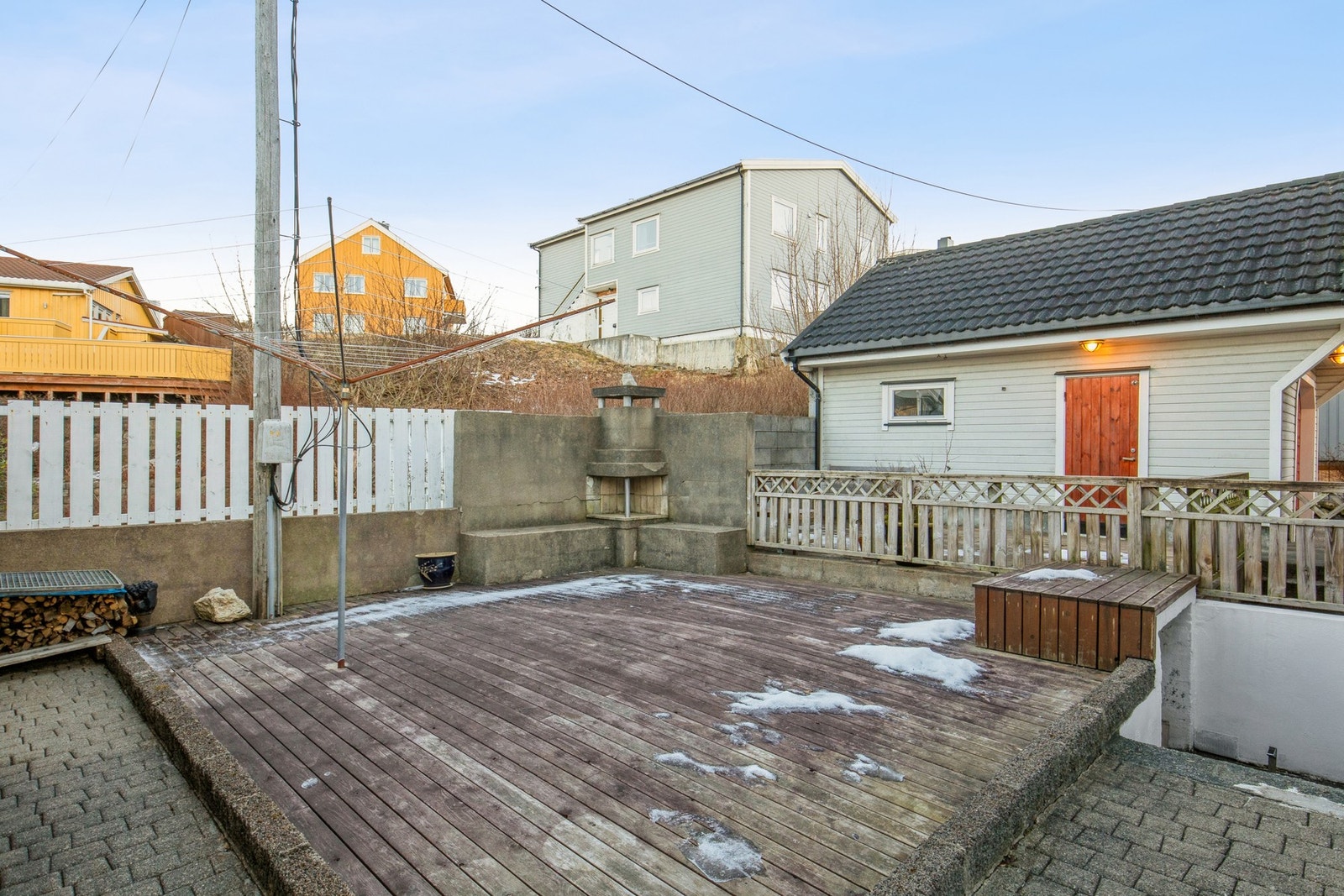 På baksiden er det platt og utepeis. Galleribilde