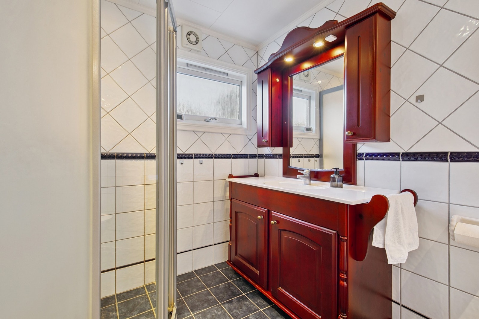 Flislagt bad med varmekabler i gulv. Galleribilde