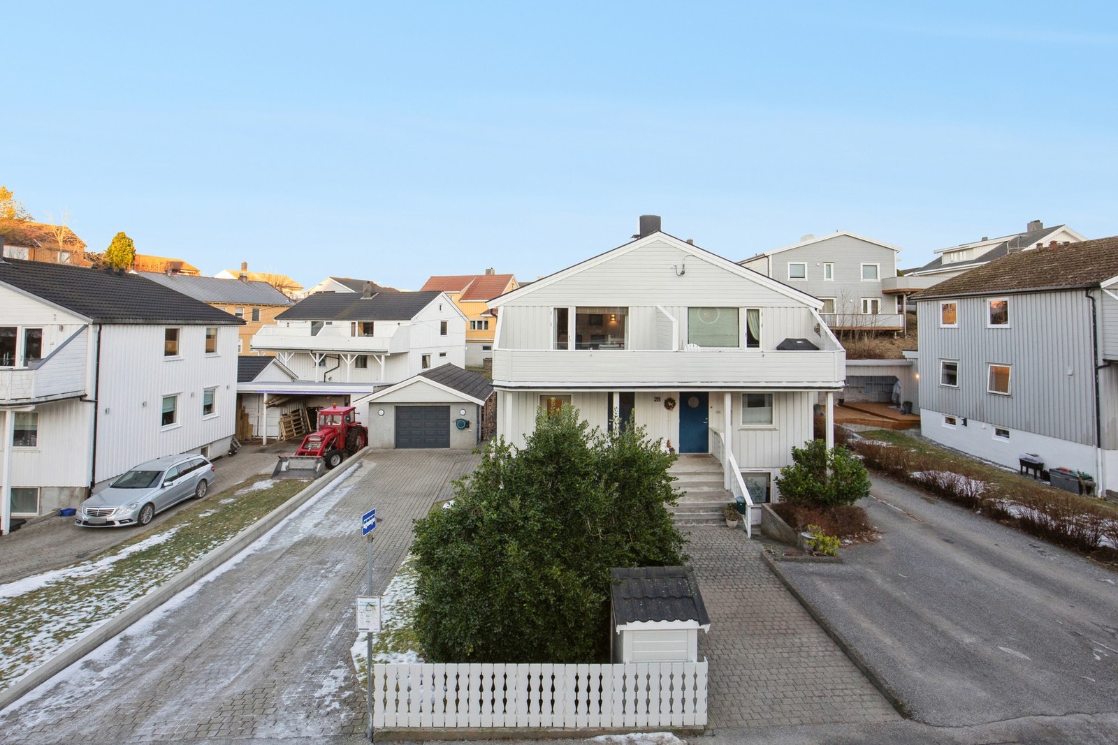 Boligen ligger i populære Myra med kort spasertur til sentrum. Parkering i stor garasje samt på egen tomt. Galleribilde