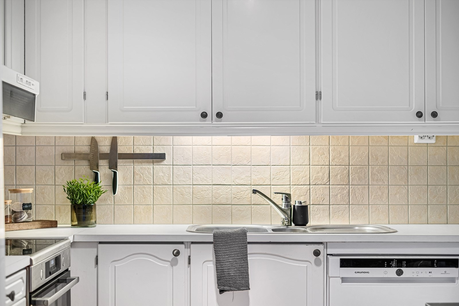 Kjøkkenet er normalt godt utbygget med skap, skuffer og benkeplass. Galleribilde