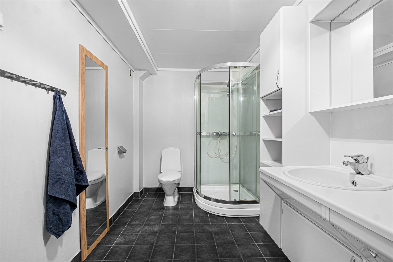 Innredning med god plass til baderomsartikler. Galleribilde