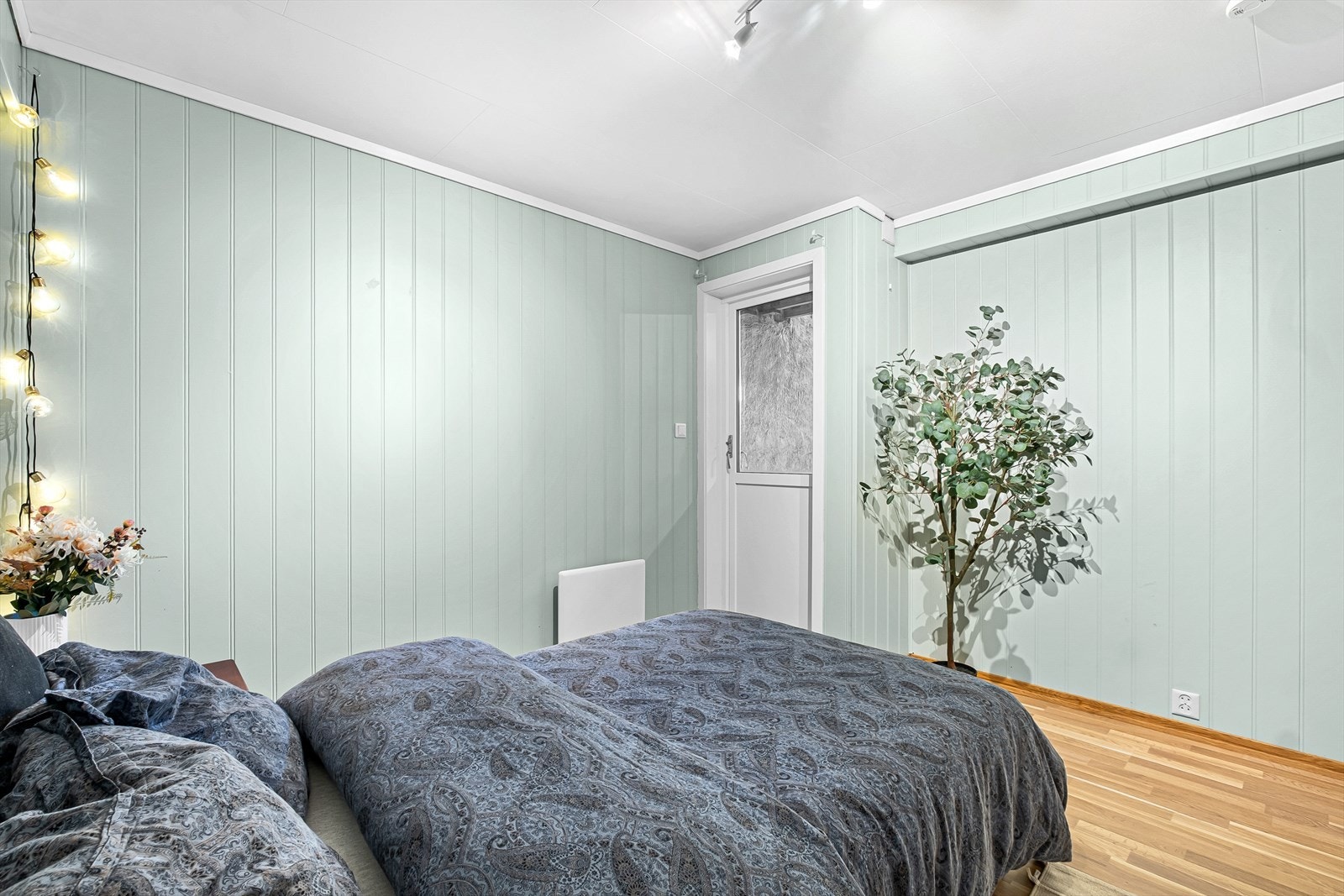 Fra soverom er det utgang til en lun og trivelig terrasse. Galleribilde