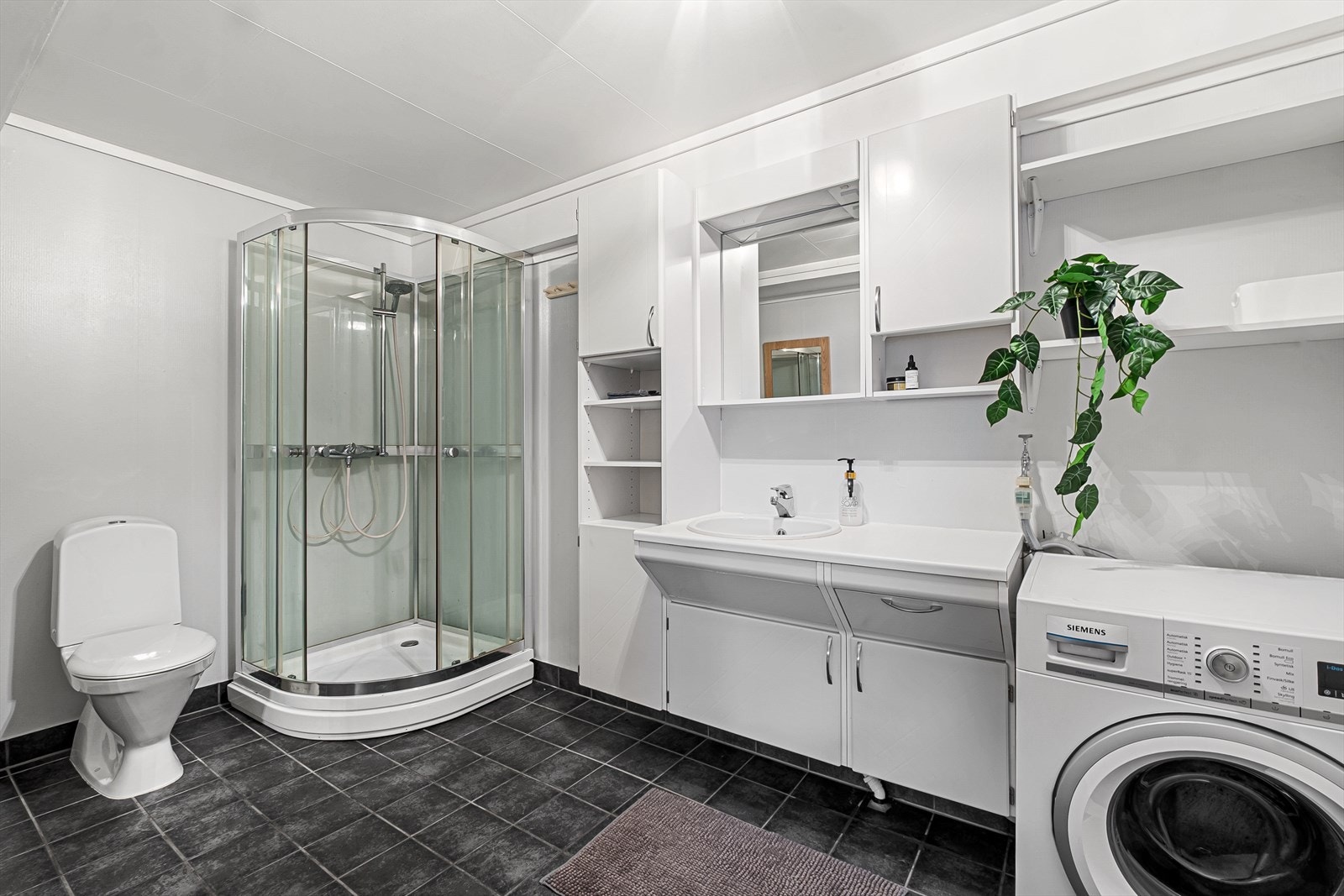 Romslig bad med fliser på gulv og gulvvarme. Galleribilde