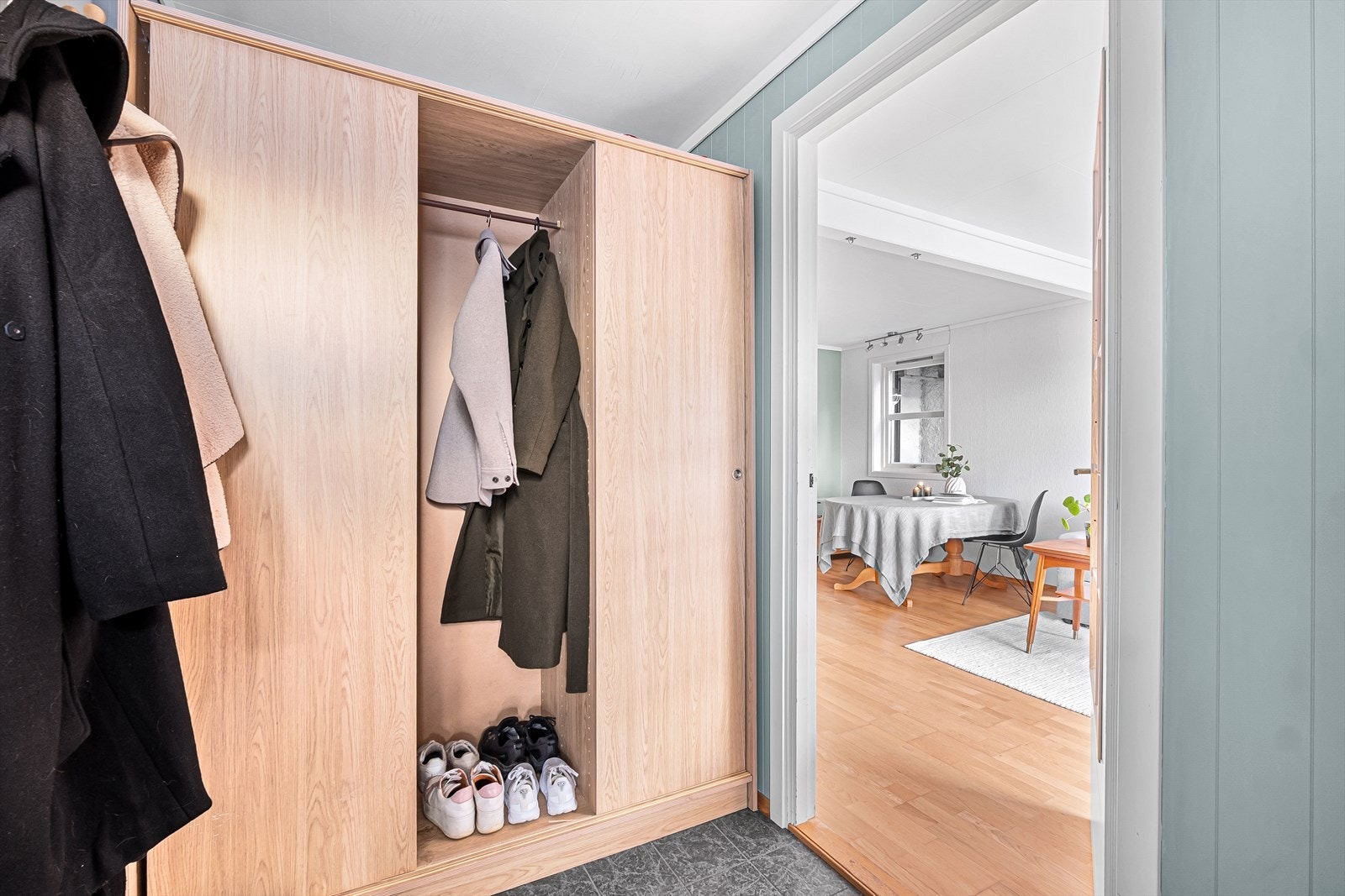 Entré med god plass til å henge fra seg yttertøyet. Galleribilde