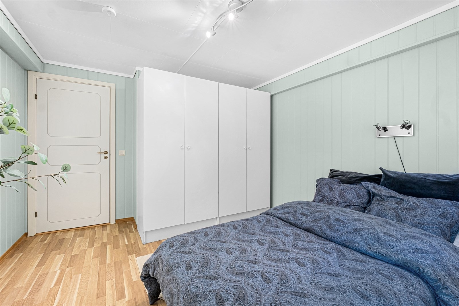 To gode garderobeskap. Galleribilde