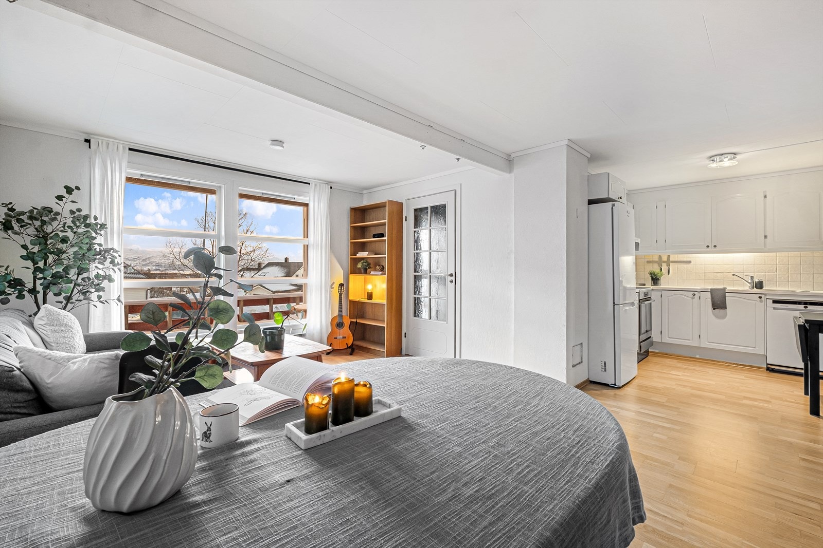 God plass til spisebord i tilknytning til kjøkken. Galleribilde