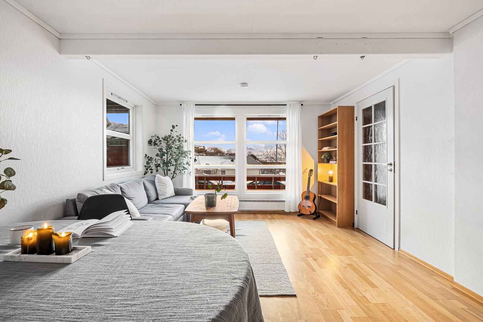 Stue med god plass til sofagruppe og tilhørende møbler. Galleribilde