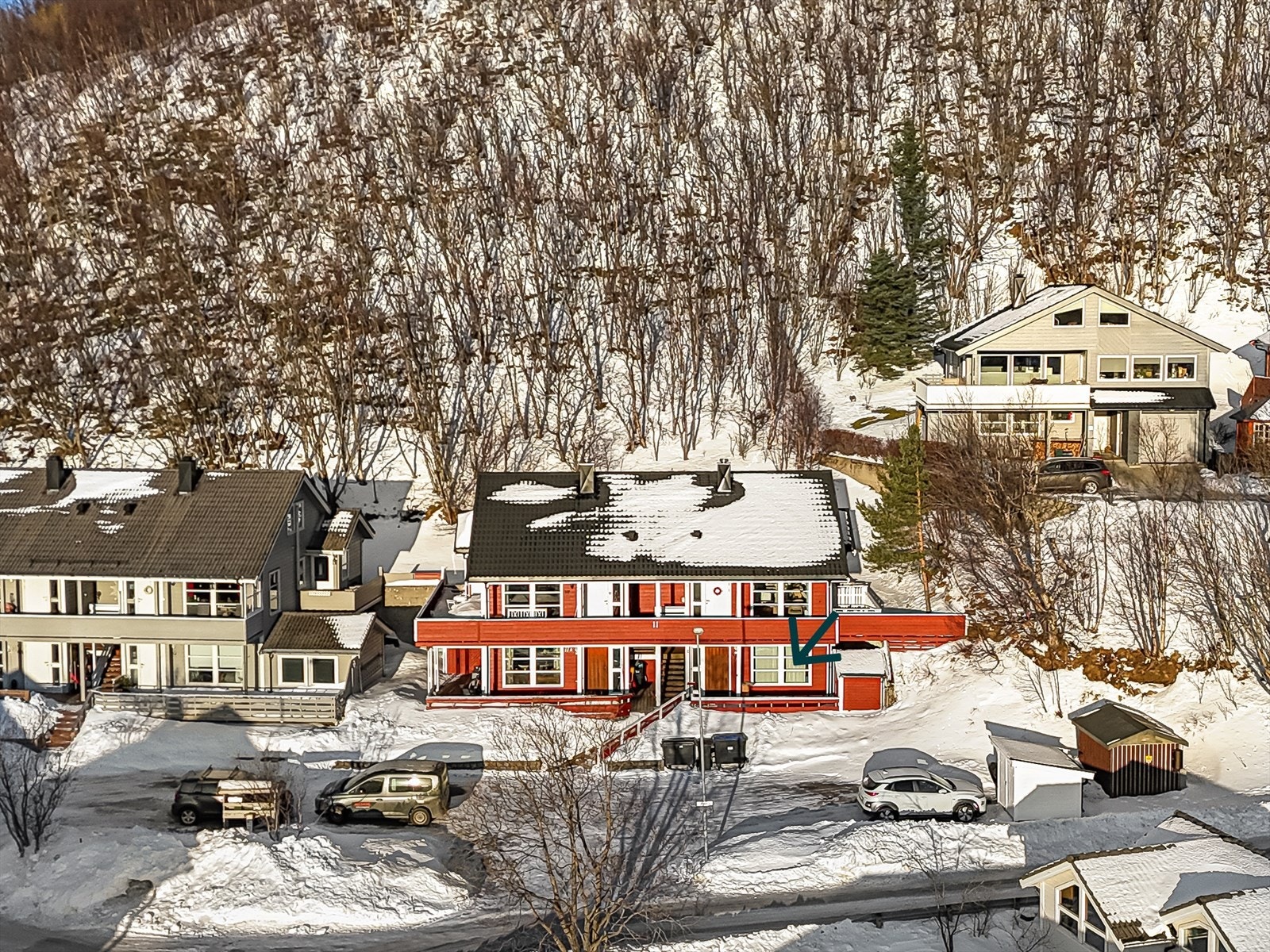 Felles parkeringsplass foran boligen. Galleribilde