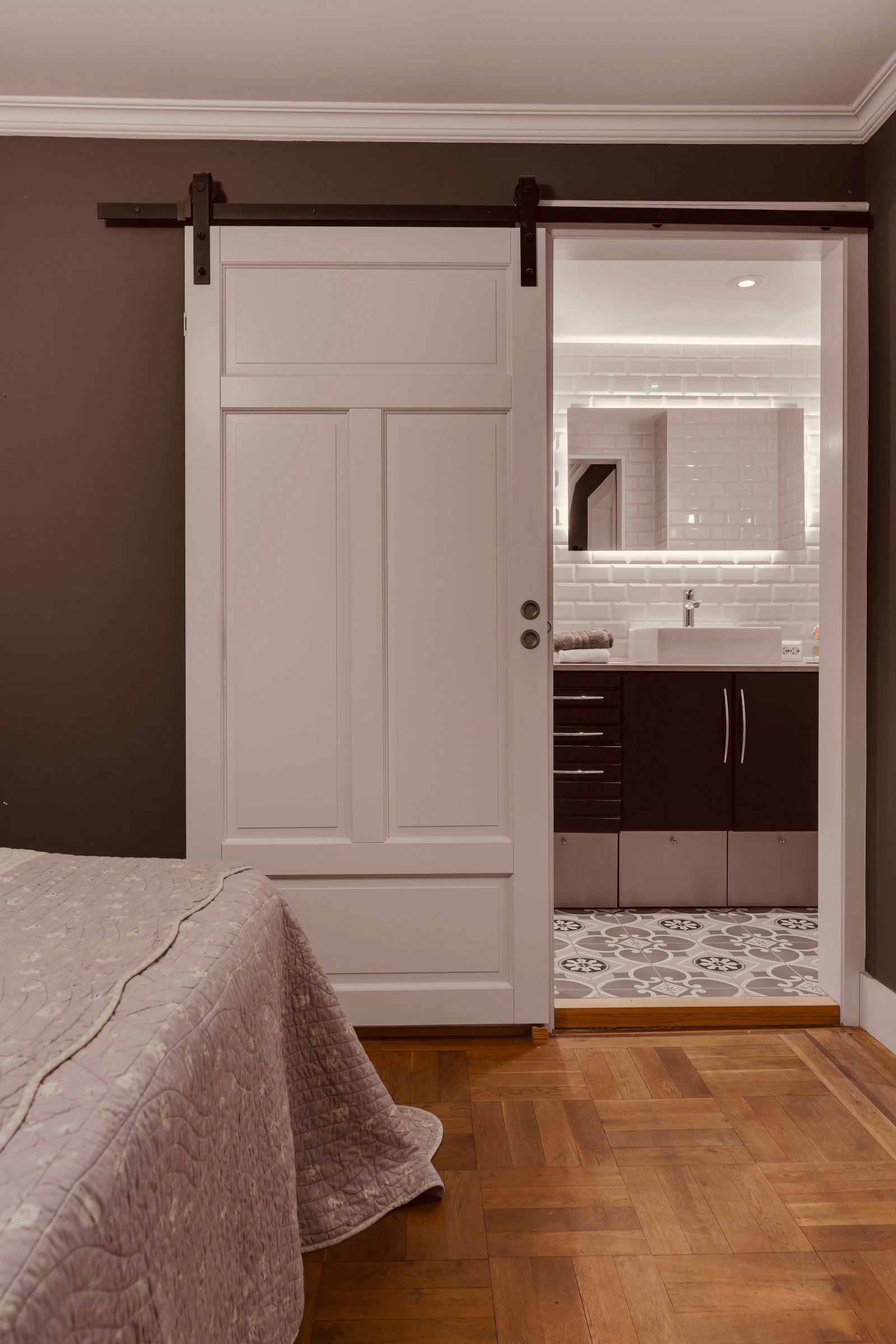 Fra hovedsoverommet er det direkte adkomst til bad. Galleribilde