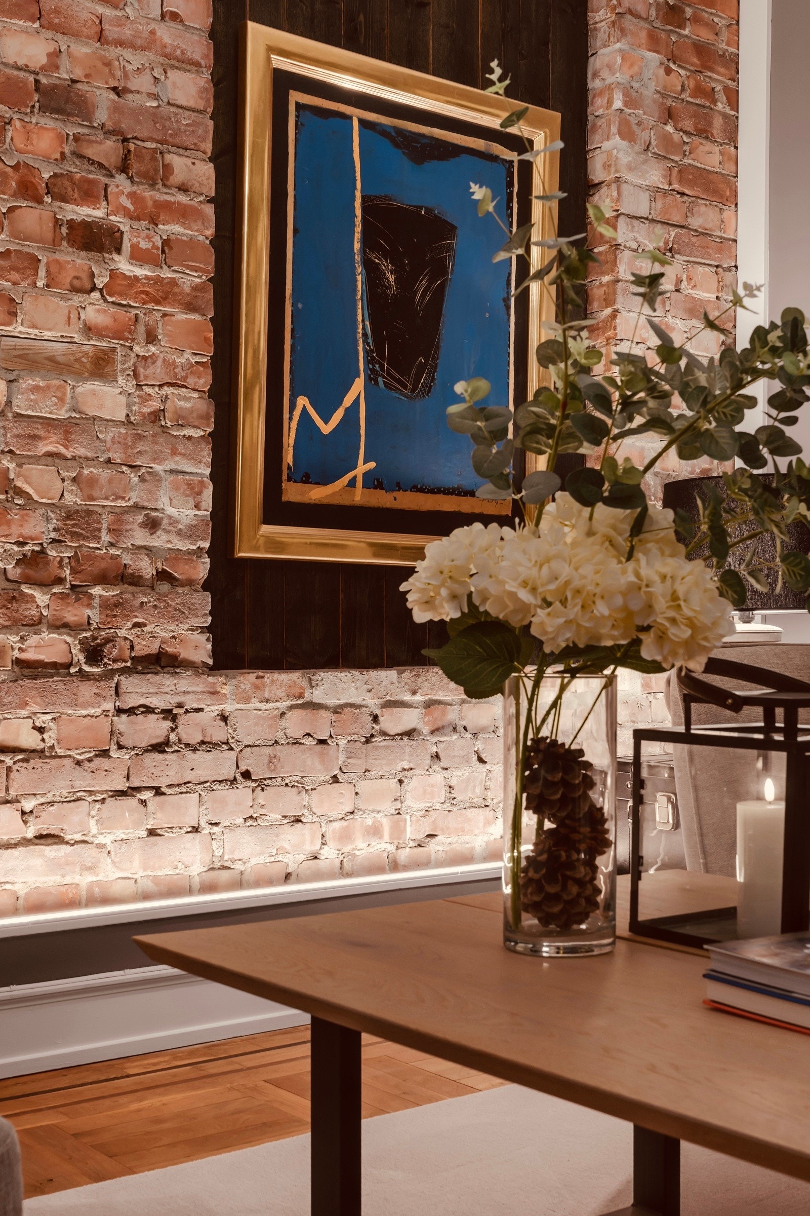 Herlige detaljer med teglstein og originale parkettgulv (eik). Galleribilde