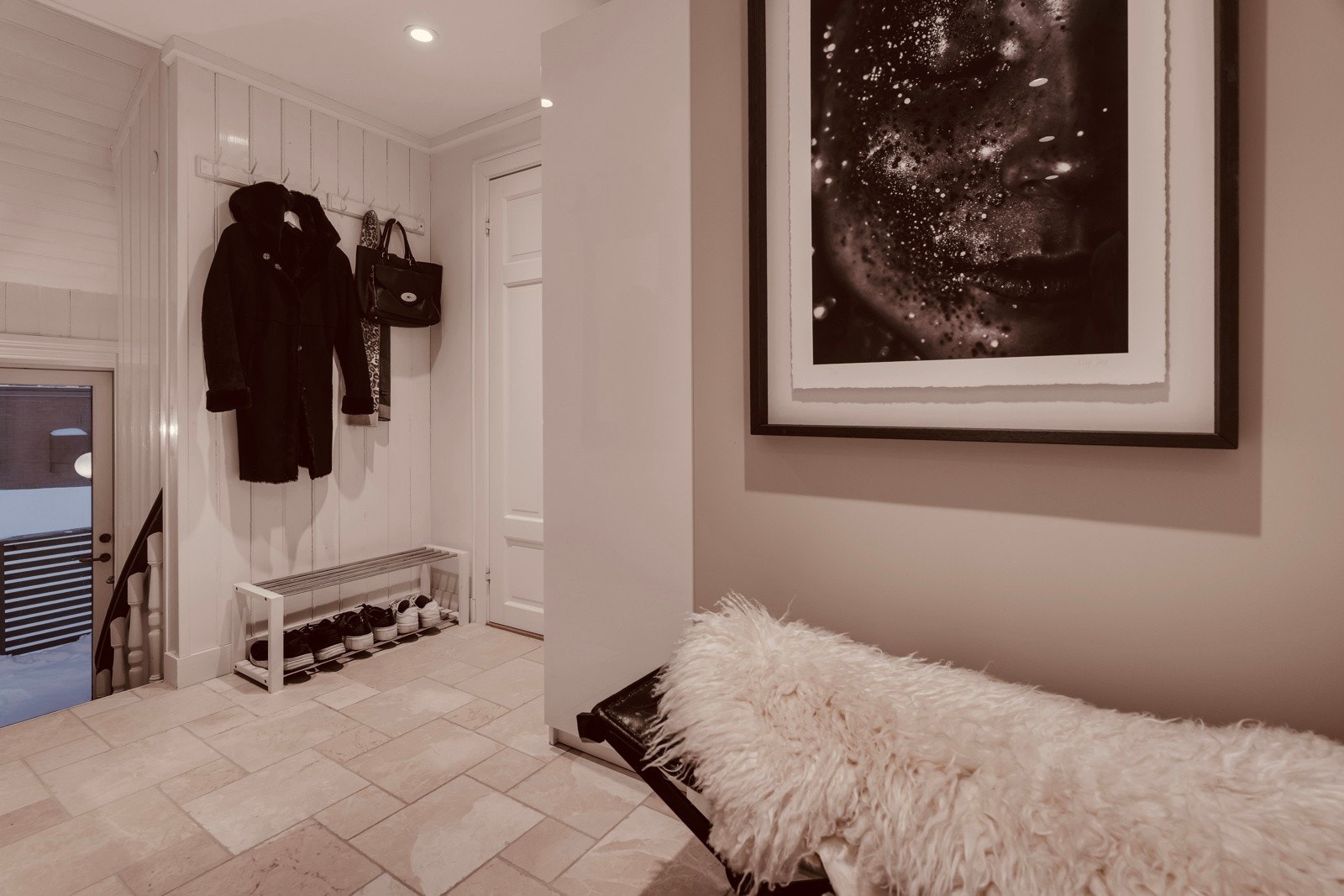 Gang med god belysning. Galleribilde