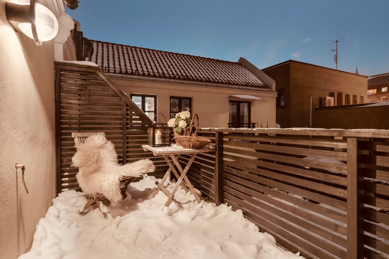 Leiligheten har tre verandaer - to av dem mot rolig bakgård med kvelds- og ettermiddagssol. Galleribilde