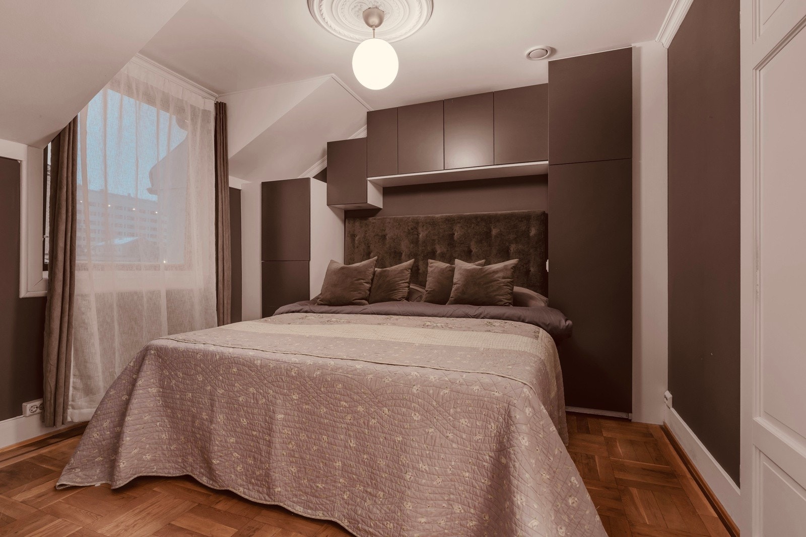 Hovedsoverom med god plass til dobbelstseng. Galleribilde