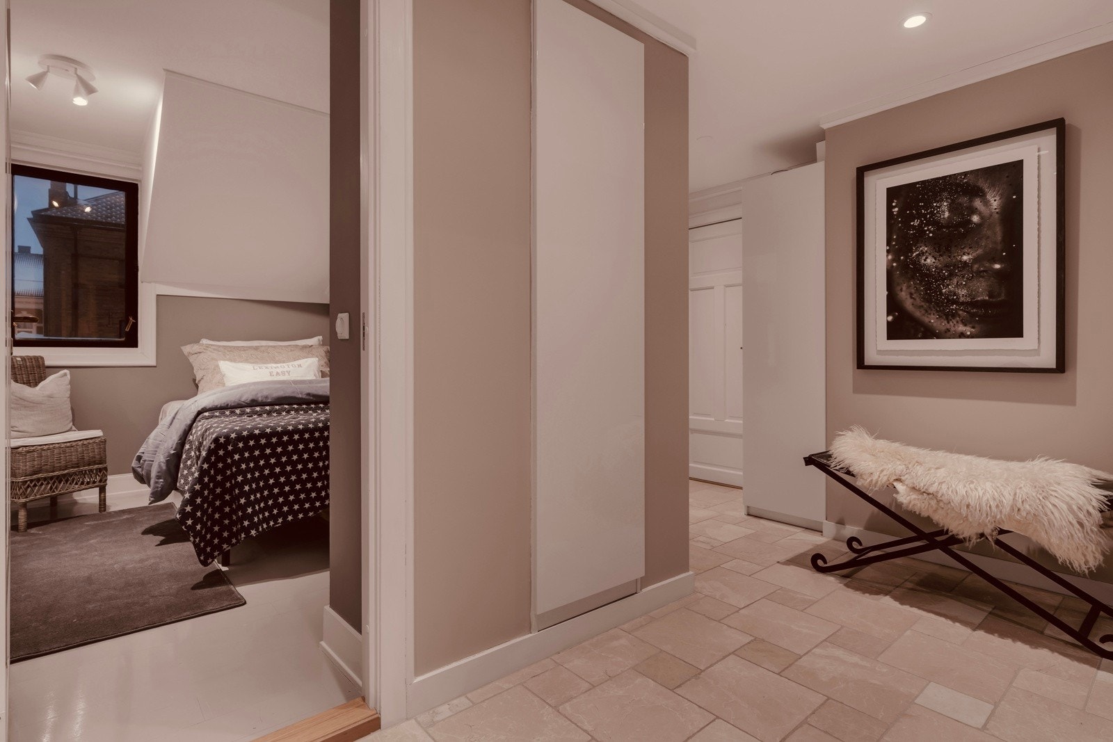 Store deler av leiligheten har italienske marmorfliser på gulv. Galleribilde