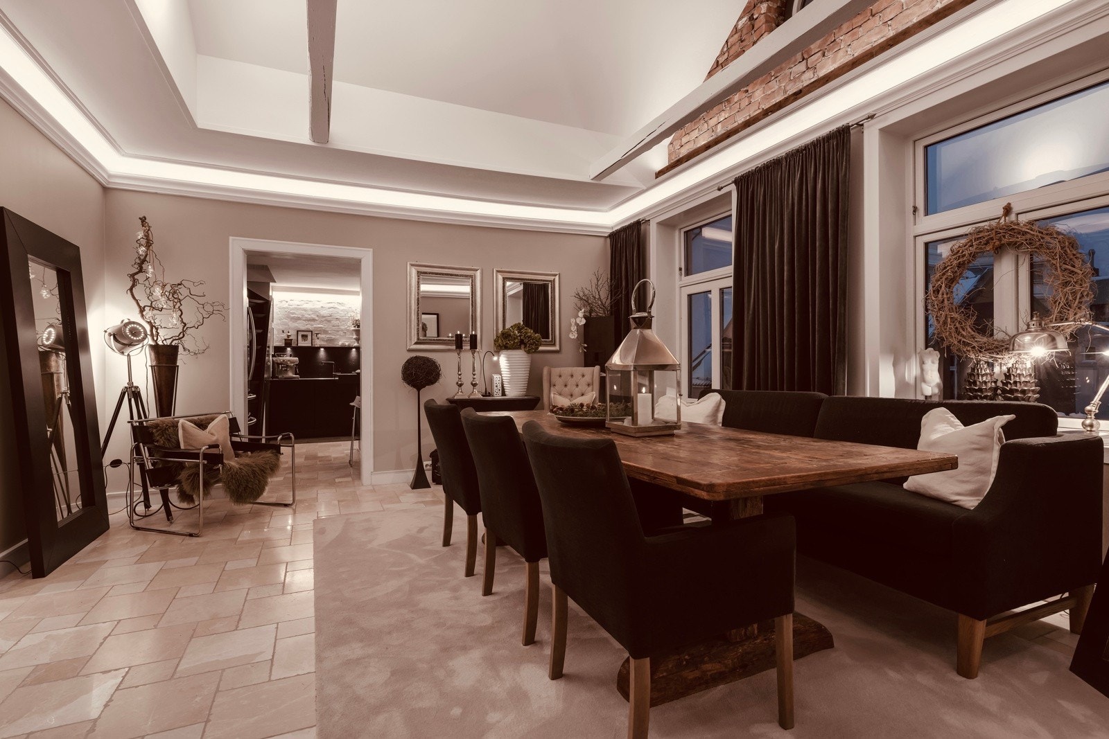 Åpen himling med takhøyde ca. 4,5 m. Galleribilde