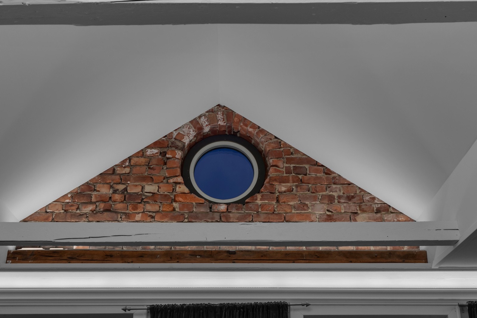 Herlig takhøyde og felt med originale teglstein. Galleribilde