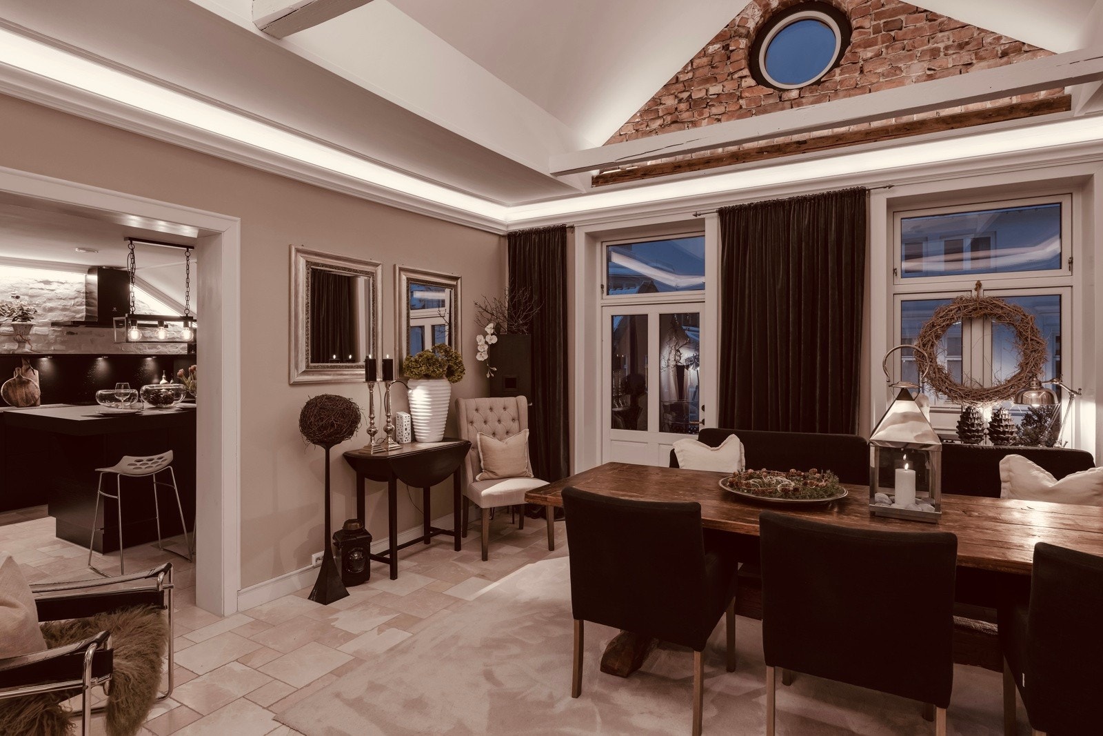 Særdeles tiltalende stue med åpen himling (4,5 m takhøyde). Galleribilde