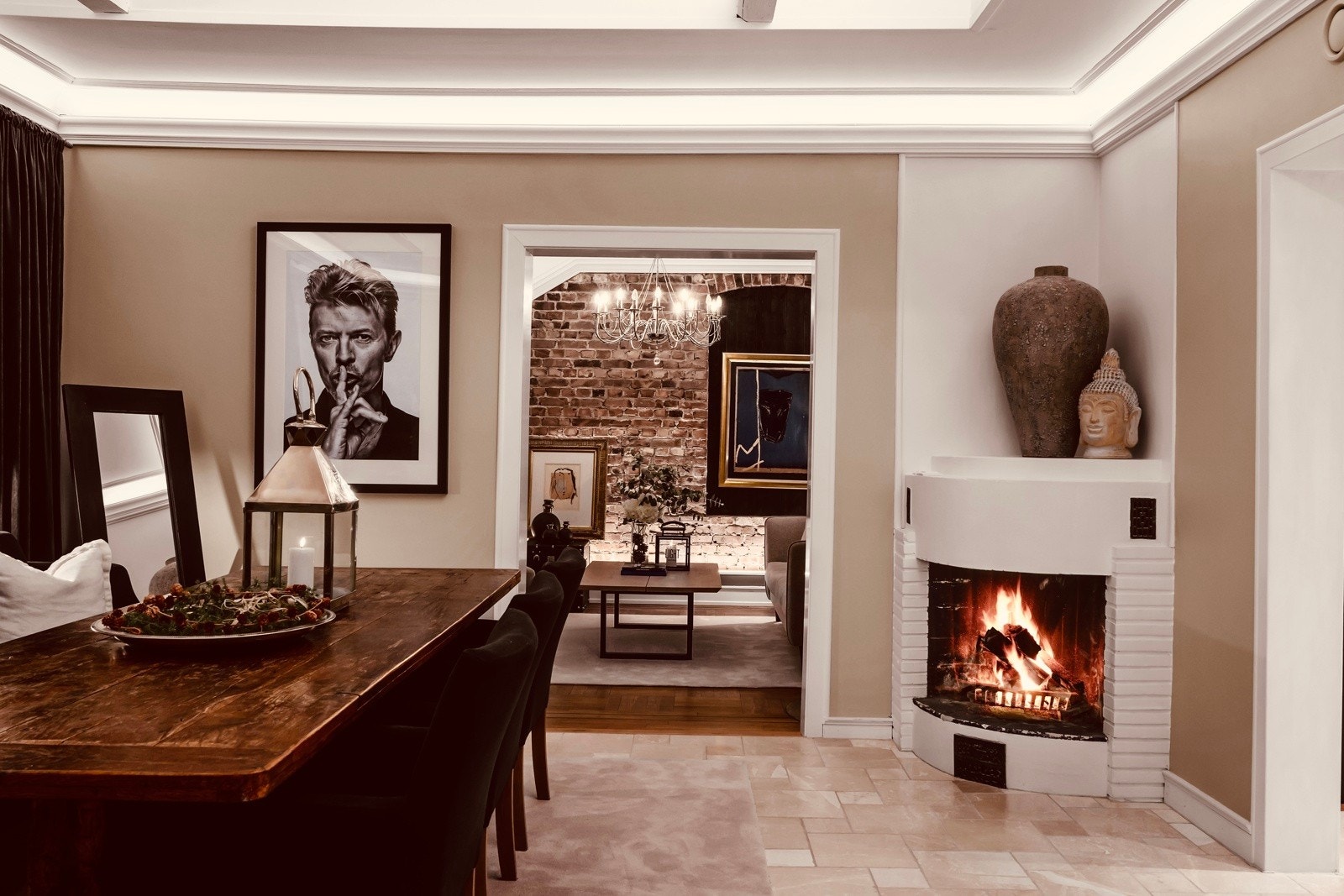 Tiltalende stueløsning med hjørnepeis. Galleribilde