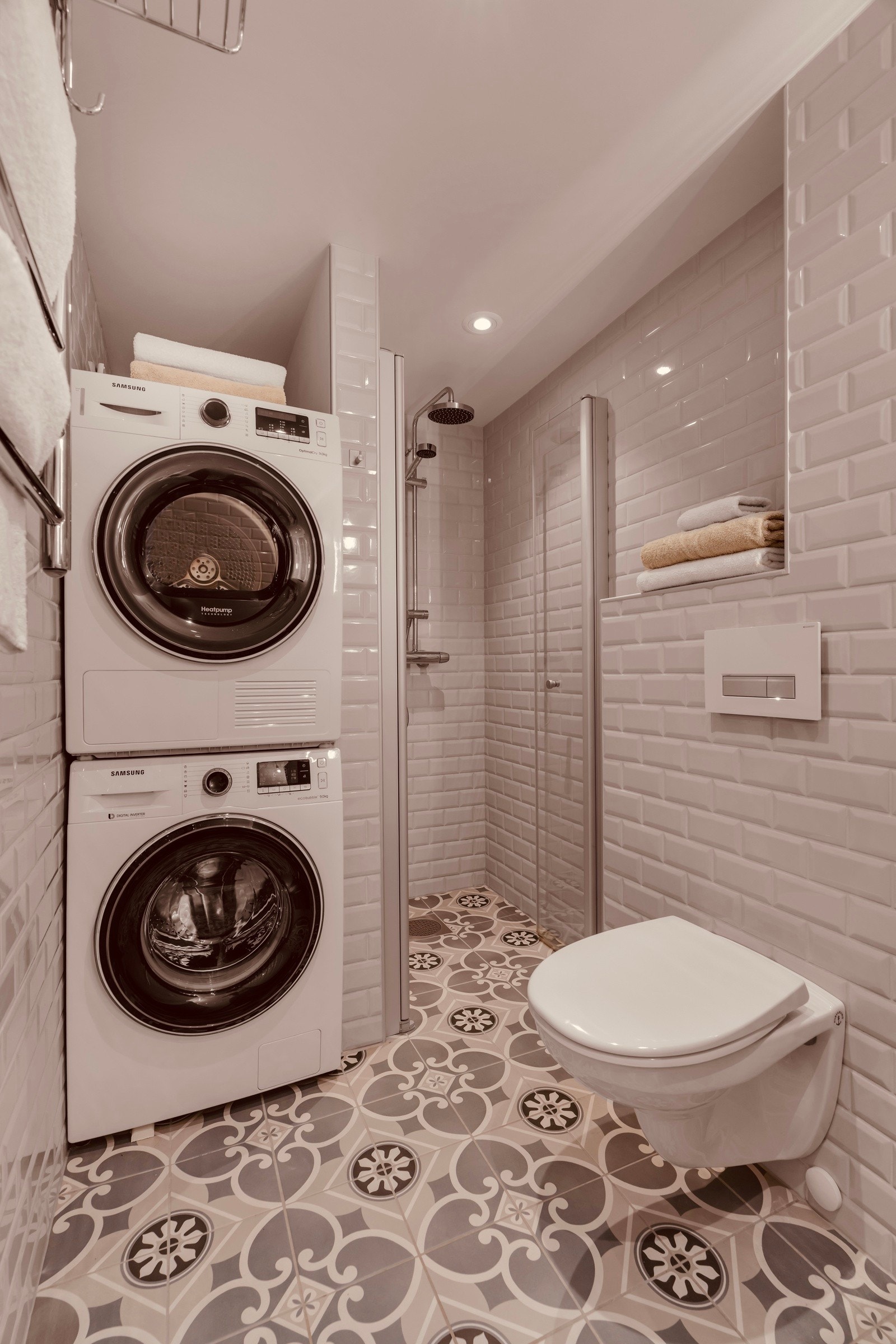 Lekre fliser på gulv og vegger. Galleribilde