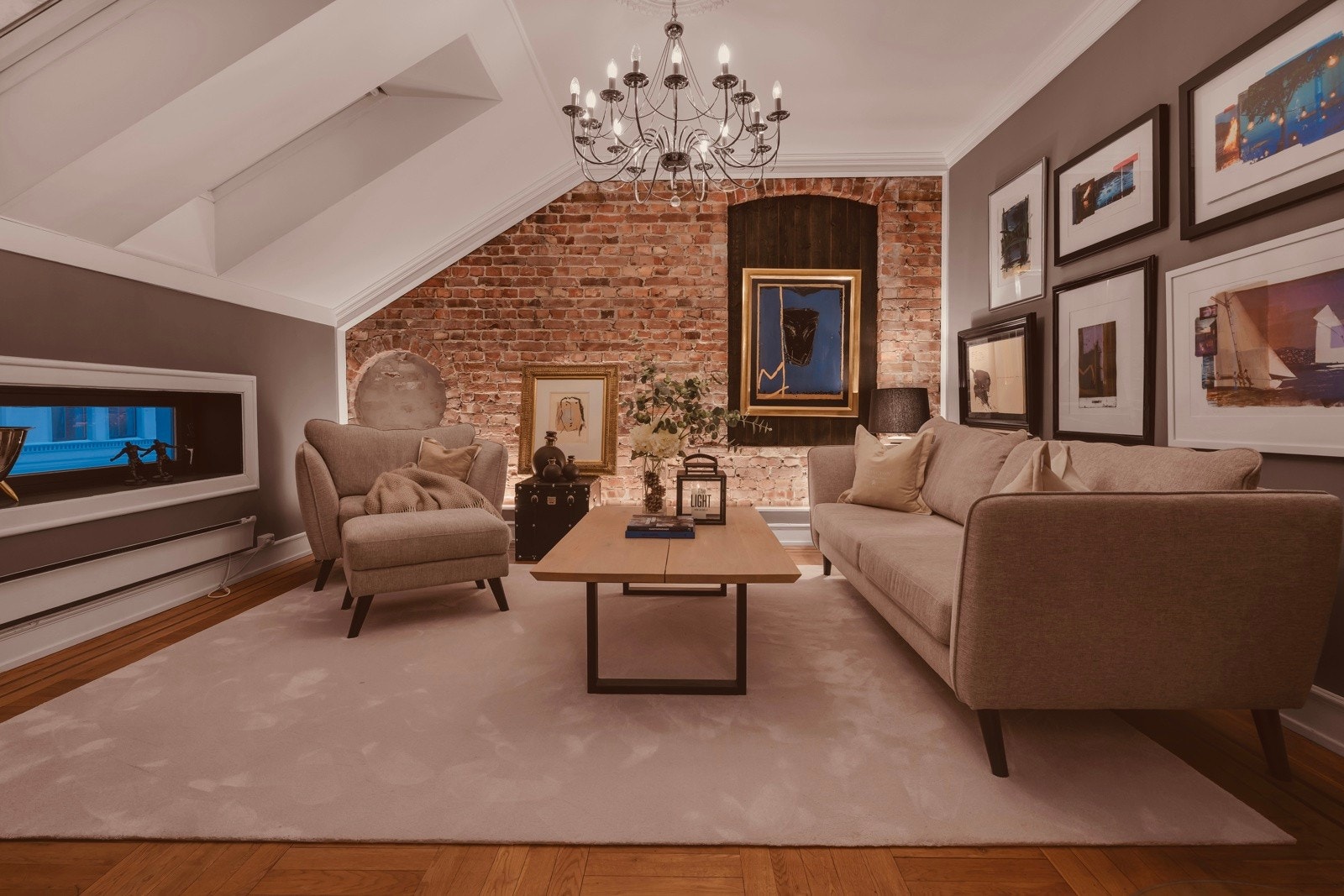 Tiltalende TV-stue med originale eikeparkettgulv og originale teglstein. Galleribilde