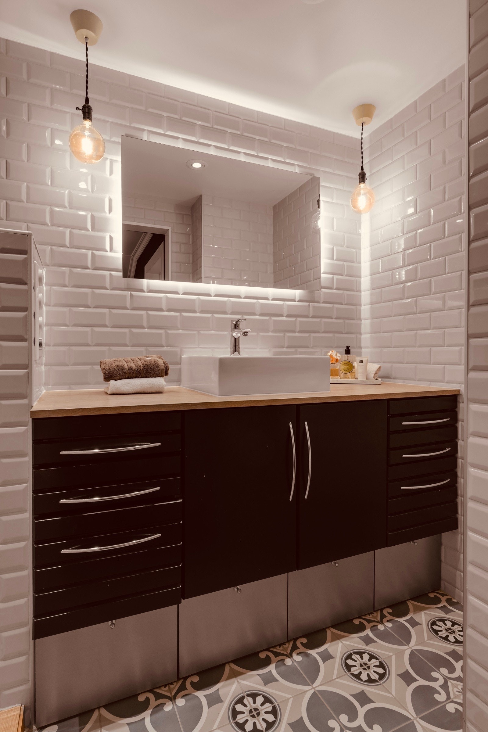 Bred servant med tilsammen seks skuffer og to skap samt fire sokkelskuffer. Galleribilde